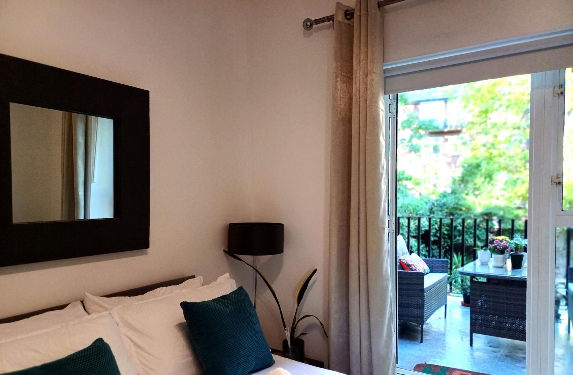 Olympia 2 Bed Terrace Apartment *