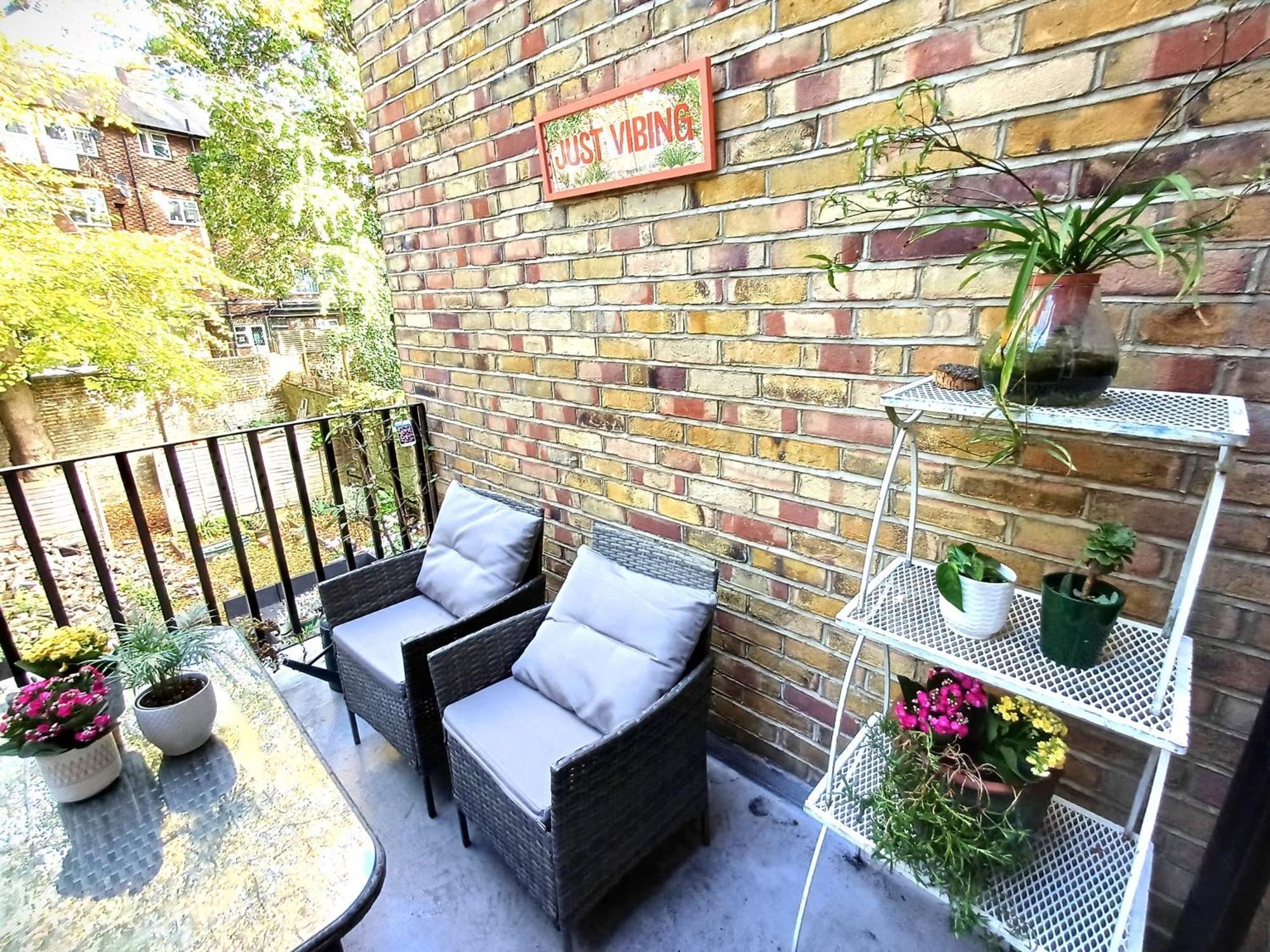 Olympia 2 Bed Terrace Apartment *